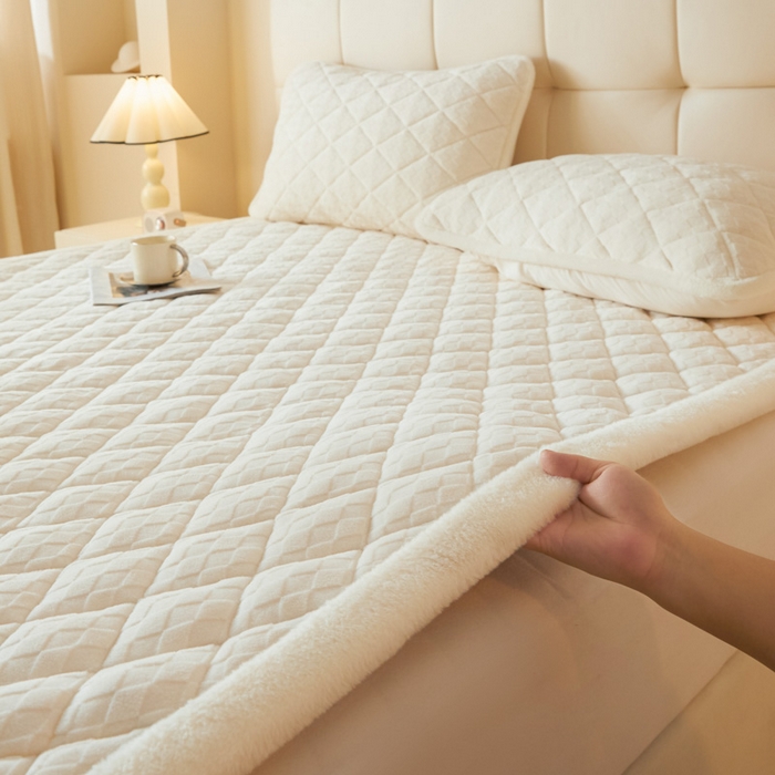 91家纺网 家纺一手货源 找家纺 鑫钰 2024新款宝宝绒牛奶绒烂花大豆夹棉床褥床护垫-菱形格 菱形格-雅白