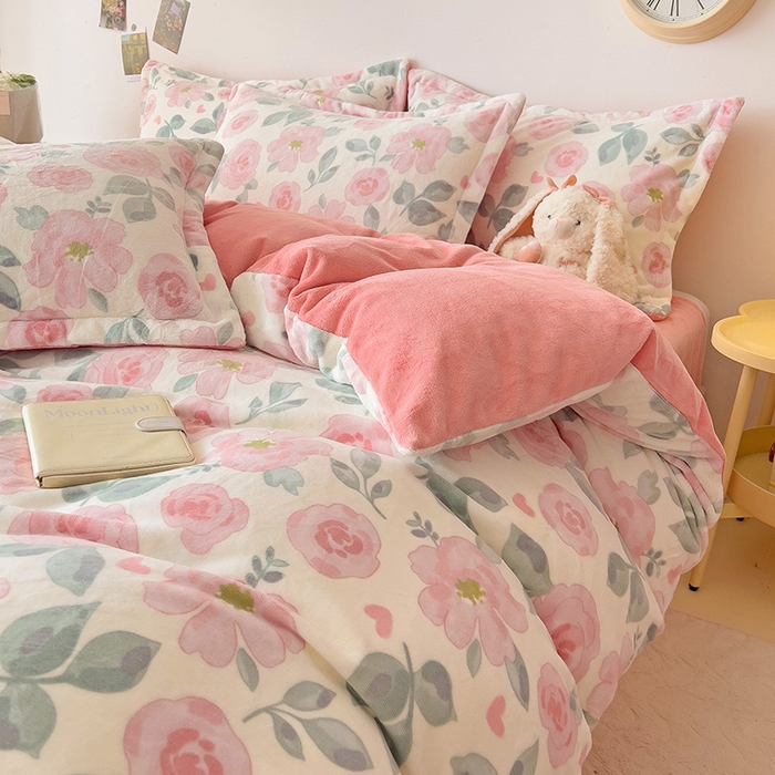 91家纺网 家纺一手货源 找家纺 大柏树 2025新款A类高克重亲肤舒适牛奶绒印花四件套-四件套可定制 朵柔-粉