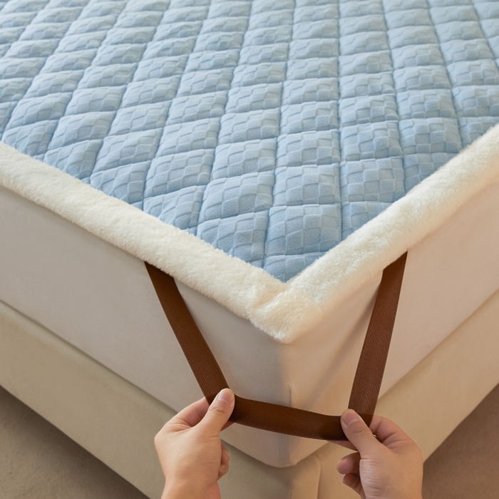 91家纺网 家纺一手货源 找家纺 鑫钰 2024新款宝宝绒牛奶绒烂花大豆夹棉床褥床护垫-菱形格 菱形格-天蓝