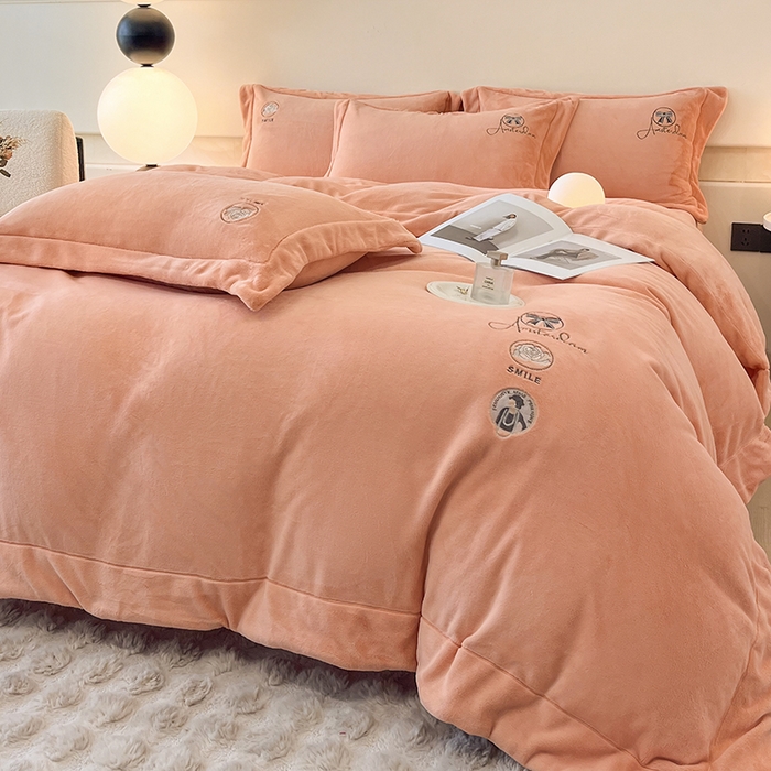 91家纺网 家纺一手货源 找家纺 新方向 2025新款全消光A类刺绣牛奶绒四件套-伊菲 伊菲-桃玉