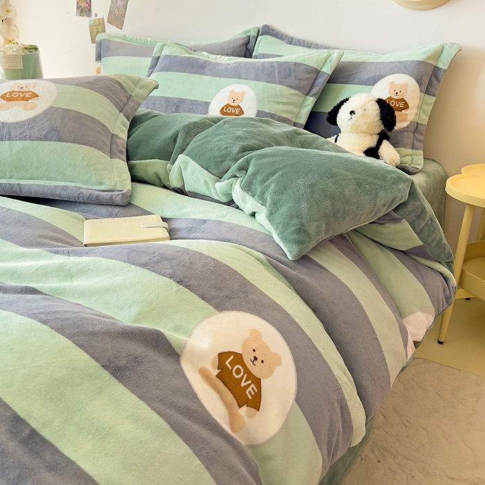 91家纺网 家纺一手货源 找家纺 大柏树 2025新款A类高克重亲肤舒适牛奶绒印花四件套-四件套可定制 布琪小熊-绿