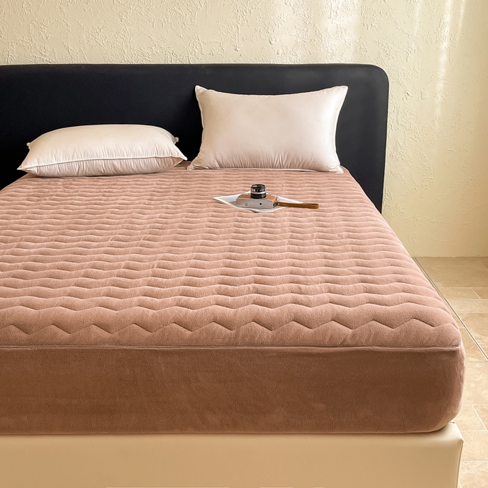 91家纺网 家纺一手货源 找家纺 法芙娜家纺 2024新款波浪纹牛奶绒夹棉床笠（控价券后价不低于128/138/148） 咖