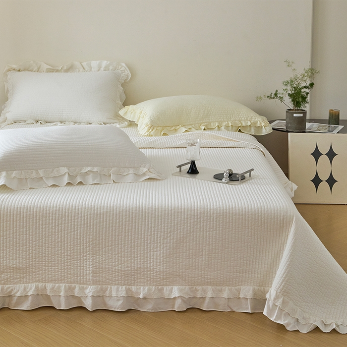 91家纺网 家纺一手货源 找家纺 （总）期遇家居 2024新款出口韩国砂洗工艺床盖直条花边床盖纯棉三件套