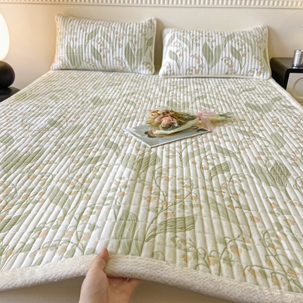 91家纺网 家纺一手货源 找家纺 莱登卡奴 24新款牛奶绒立体雕花保暖包边夹棉款床垫 床垫铃兰花绿