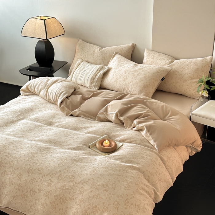 91家纺网 家纺一手货源 找家纺 典曼家纺 2024秋冬新款A类三层纱加厚磨毛大提花四件套 洛丽塔-米