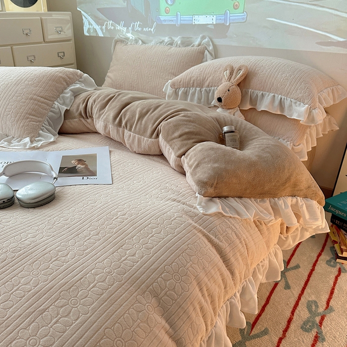 91家纺网 家纺一手货源 找家纺 三朵家纺 2024新款3D立体浮雕花边保暖加厚四件套 暖暖花语