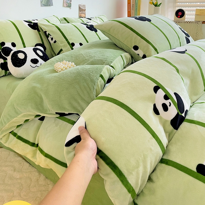 91家纺网 家纺一手货源 找家纺 西引力 2024新款加厚小清新牛奶绒四件套床单款床笠款单被套爆款 熊猫乐园