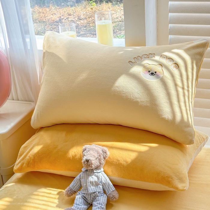 91家纺网 家纺一手货源 找家纺 梦舒羽 2025新款高克重小清新牛奶绒四件套冬季法莱绒珊瑚绒-刺绣小狗系列（风格一） 小八嘎-芝士奶油黄