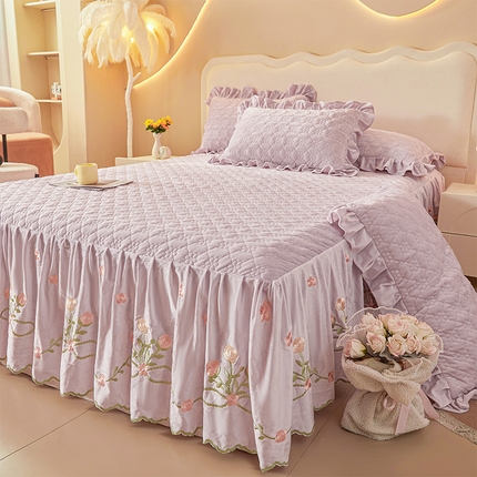 91家纺网 家纺一手货源 找家纺 （总）瑞宝 2025新款高克重宝宝绒刺绣床裙三件套-玫瑰