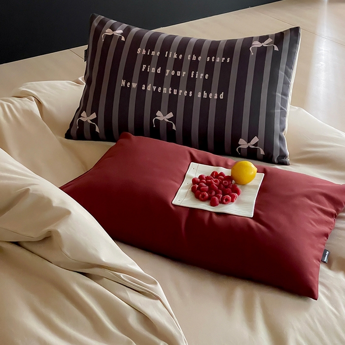 91家纺网 家纺一手货源 找家纺 圆岛家纺 2024秋冬新款纯色孟菲斯博主风时尚全棉磨毛五件套 可可奶棕拼洛可红