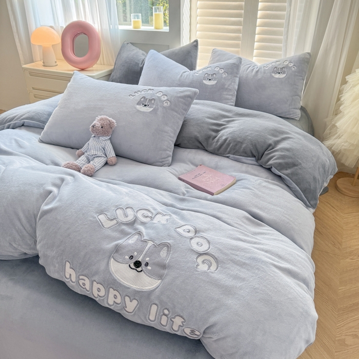 91家纺网 家纺一手货源 找家纺 梦舒羽 2025新款高克重小清新牛奶绒四件套冬季法莱绒珊瑚绒-刺绣小狗系列（风格一） 小八嘎-浅灰太空灰