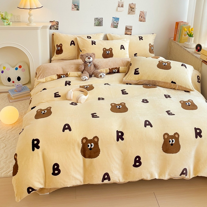 91家纺网 家纺一手货源 找家纺 西引力 2024新款加厚小清新牛奶绒四件套床单款床笠款单被套爆款 字母熊