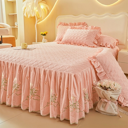 91家纺网 家纺一手货源 找家纺 （总）瑞宝 2025新款高克重宝宝绒刺绣床裙三件套-玫瑰