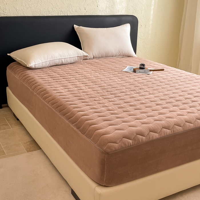 91家纺网 家纺一手货源 找家纺 法芙娜家纺 2024新款波浪纹牛奶绒夹棉床笠（控价券后价不低于128/138/148） 咖