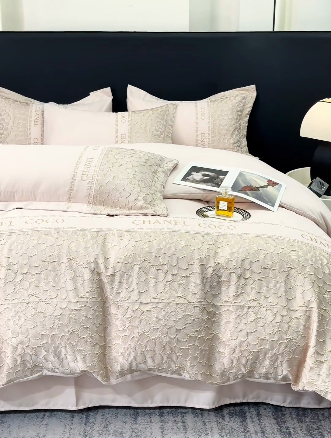 91家纺网 家纺一手货源 找家纺 宅家居 2024芙蓉并蒂-新款轻奢拼接亲肤精梳棉磨毛浮雕刺绣四件套 芙蓉并蒂-粉色