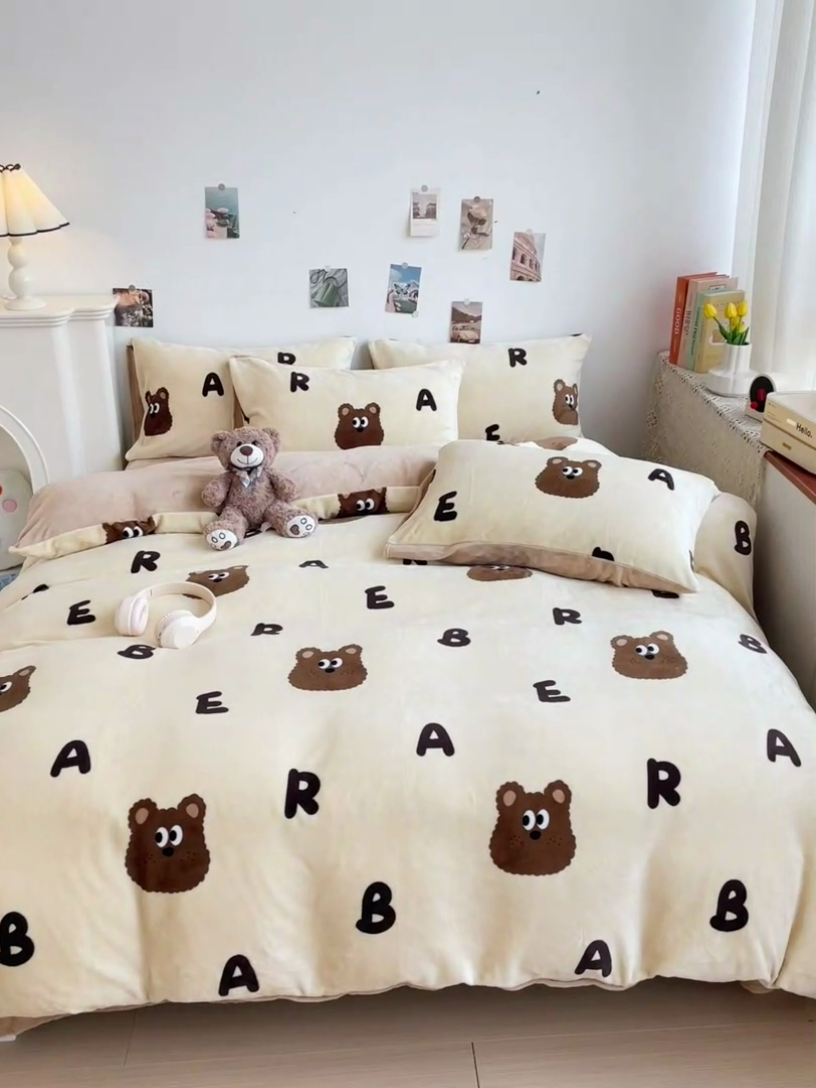 91家纺网 家纺一手货源 找家纺 西引力 2024新款加厚小清新牛奶绒四件套床单款床笠款单被套爆款 字母熊