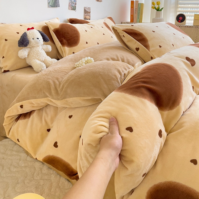 91家纺网 家纺一手货源 找家纺 西引力 2024新款加厚小清新牛奶绒四件套床单款床笠款单被套爆款 心动