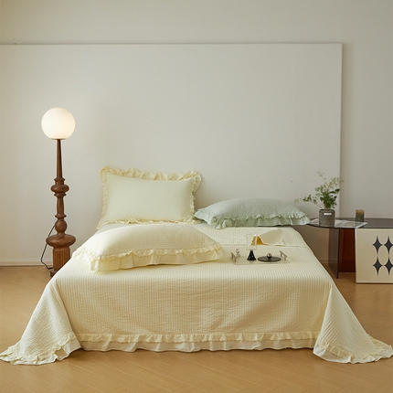 91家纺网 家纺一手货源 找家纺 （总）期遇家居 2024新款出口韩国砂洗工艺床盖直条花边床盖纯棉三件套