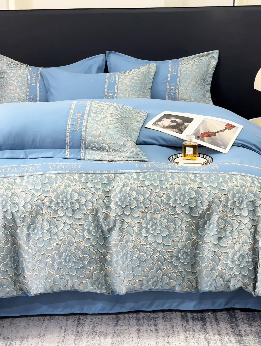 91家纺网 家纺一手货源 找家纺 宅家居 2024芙蓉并蒂-新款轻奢拼接亲肤精梳棉磨毛浮雕刺绣四件套 芙蓉并蒂-宾利蓝