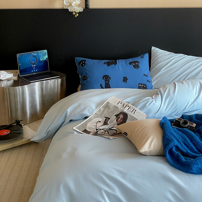 91家纺网 家纺一手货源 找家纺 圆岛家纺 2024秋冬新款纯色孟菲斯博主风时尚全棉磨毛五件套 圣迪蓝拼可可奶棕