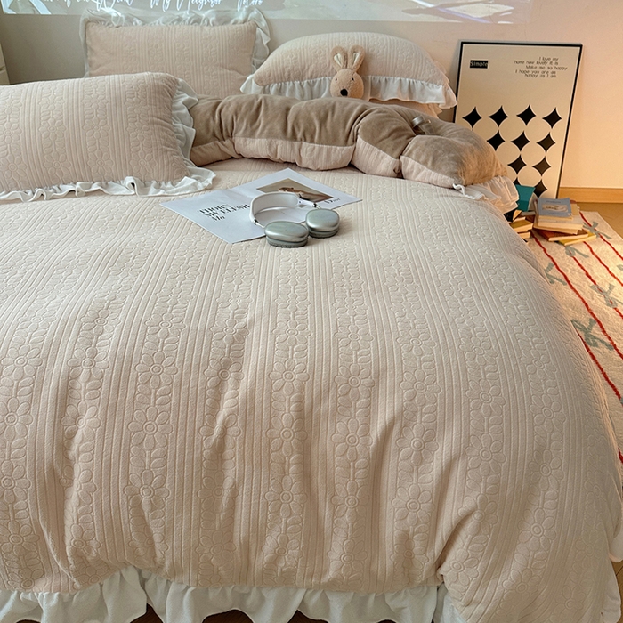 91家纺网 家纺一手货源 找家纺 三朵家纺 2024新款3D立体浮雕花边保暖加厚四件套 暖暖花语