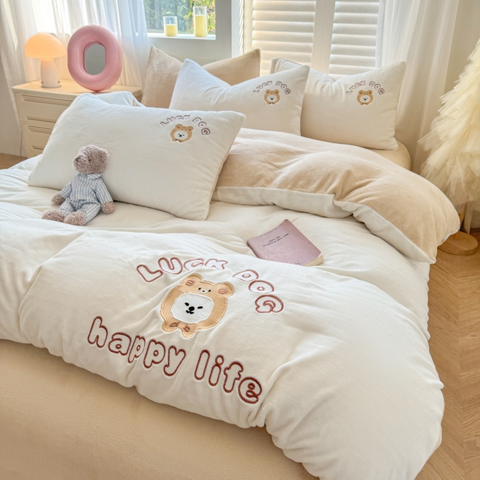 91家纺网 家纺一手货源 找家纺 梦舒羽 2025新款高克重小清新牛奶绒四件套冬季法莱绒珊瑚绒-刺绣小狗系列（风格一） 小比熊-奶白卡其咖