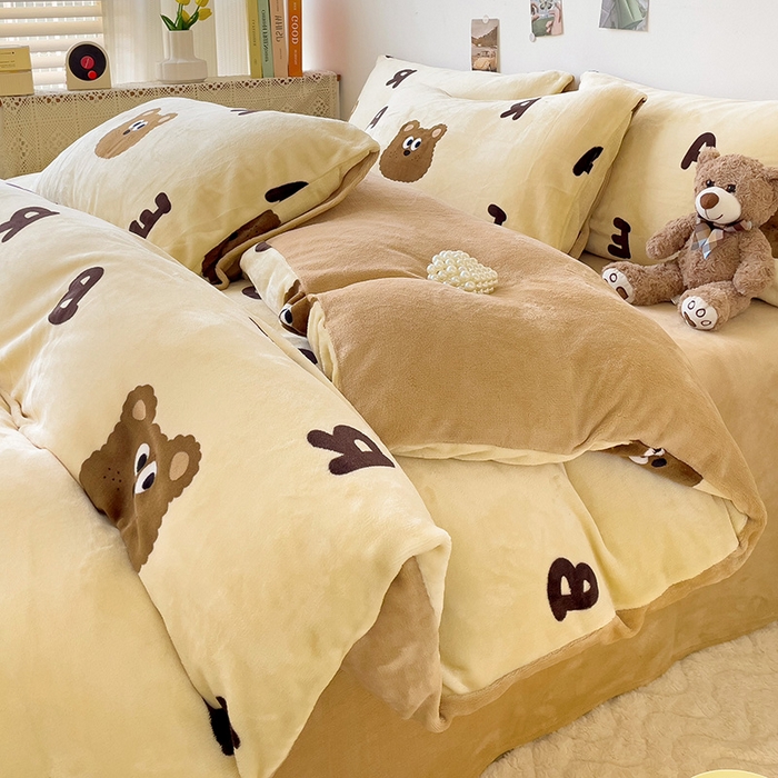 91家纺网 家纺一手货源 找家纺 西引力 2024新款加厚小清新牛奶绒四件套床单款床笠款单被套爆款 字母熊