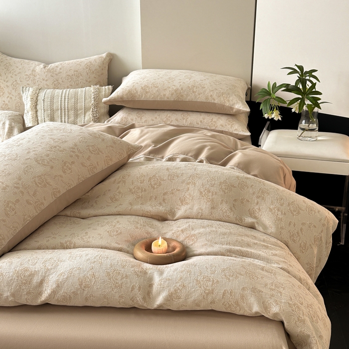 91家纺网 家纺一手货源 找家纺 典曼家纺 2024秋冬新款A类三层纱加厚磨毛大提花四件套 洛丽塔-米