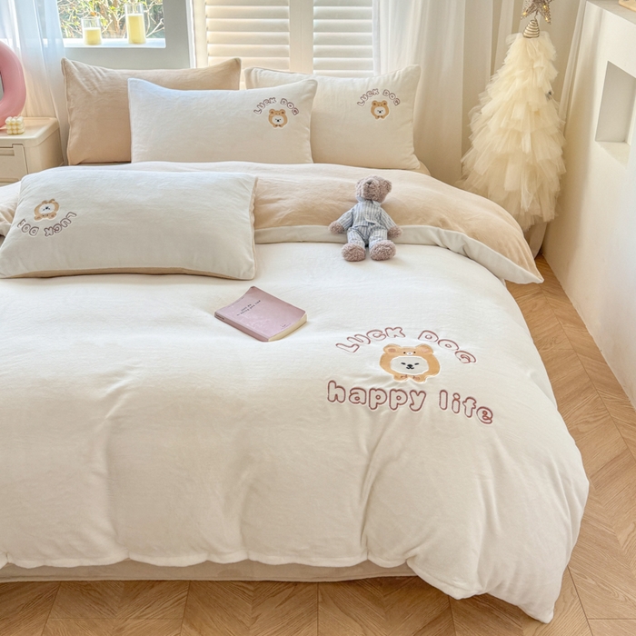 91家纺网 家纺一手货源 找家纺 梦舒羽 2025新款高克重小清新牛奶绒四件套冬季法莱绒珊瑚绒-刺绣小狗系列（风格一） 小比熊-奶白卡其咖