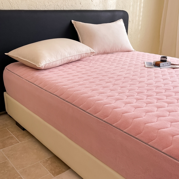 91家纺网 家纺一手货源 找家纺 法芙娜家纺 2024新款波浪纹牛奶绒夹棉床笠（控价券后价不低于128/138/148） 粉