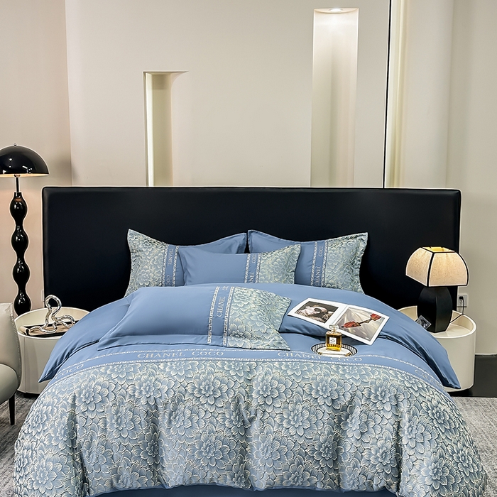 91家纺网 家纺一手货源 找家纺 宅家居 2024芙蓉并蒂-新款轻奢拼接亲肤精梳棉磨毛浮雕刺绣四件套 芙蓉并蒂-宾利蓝