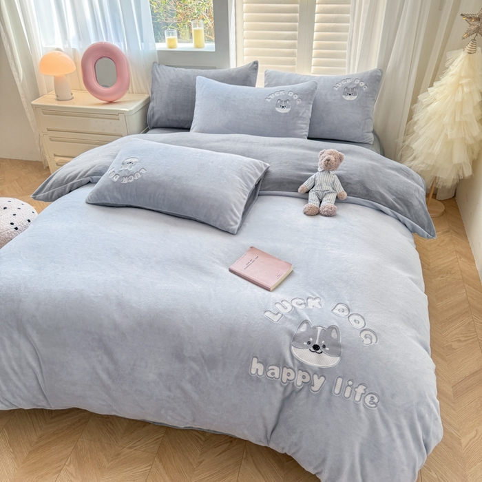 91家纺网 家纺一手货源 找家纺 梦舒羽 2025新款高克重小清新牛奶绒四件套冬季法莱绒珊瑚绒-刺绣小狗系列（风格一） 小八嘎-浅灰太空灰