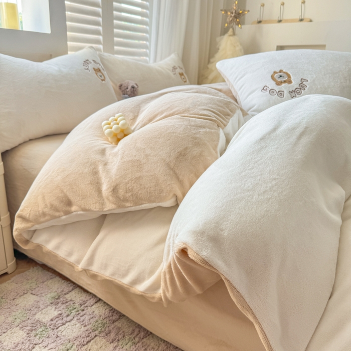 91家纺网 家纺一手货源 找家纺 梦舒羽 2025新款高克重小清新牛奶绒四件套冬季法莱绒珊瑚绒-刺绣小狗系列（风格一） 小比熊-奶白卡其咖