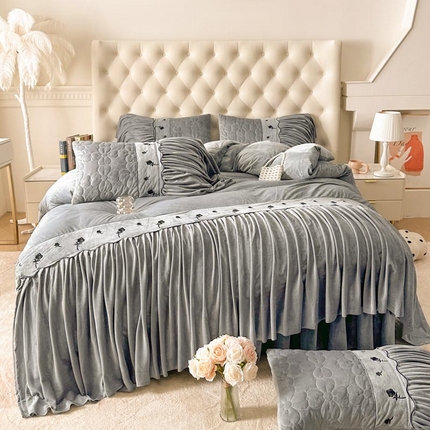 91家纺网 家纺一手货源 找家纺 （总）恋尚 2024新款宝宝绒夹棉床裙绣花四件套--叶洛莉