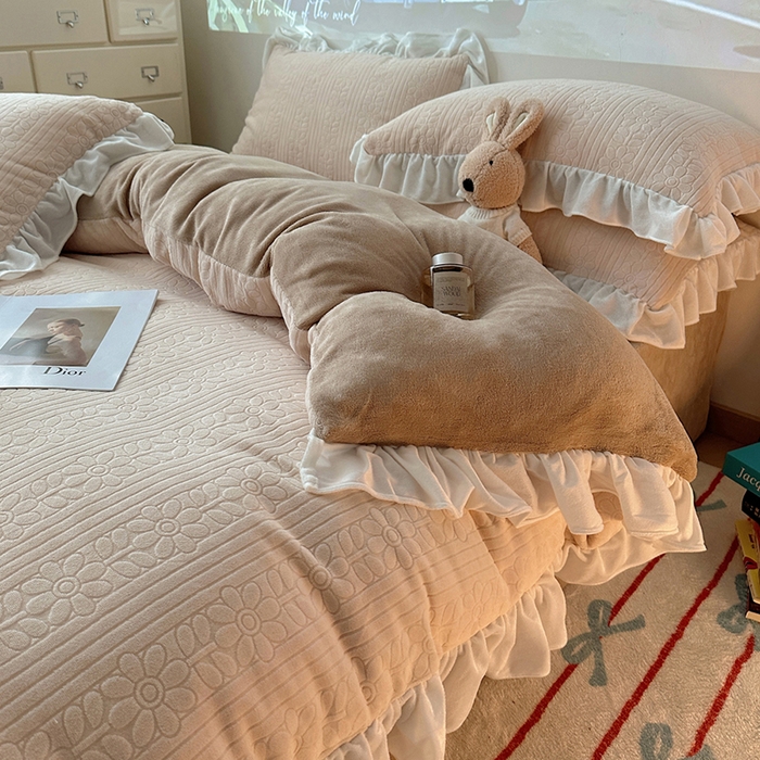 91家纺网 家纺一手货源 找家纺 三朵家纺 2024新款3D立体浮雕花边保暖加厚四件套 暖暖花语