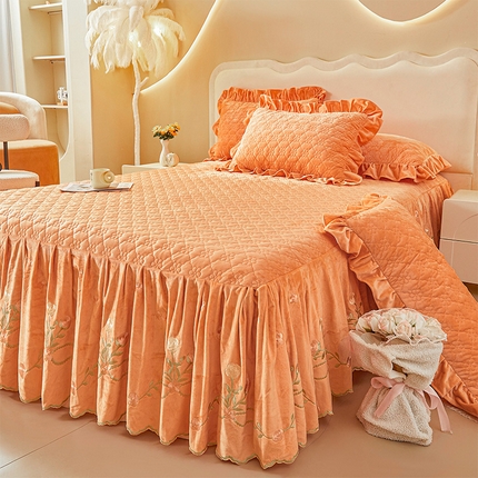 91家纺网 家纺一手货源 找家纺 （总）瑞宝 2025新款高克重宝宝绒刺绣床裙三件套-玫瑰