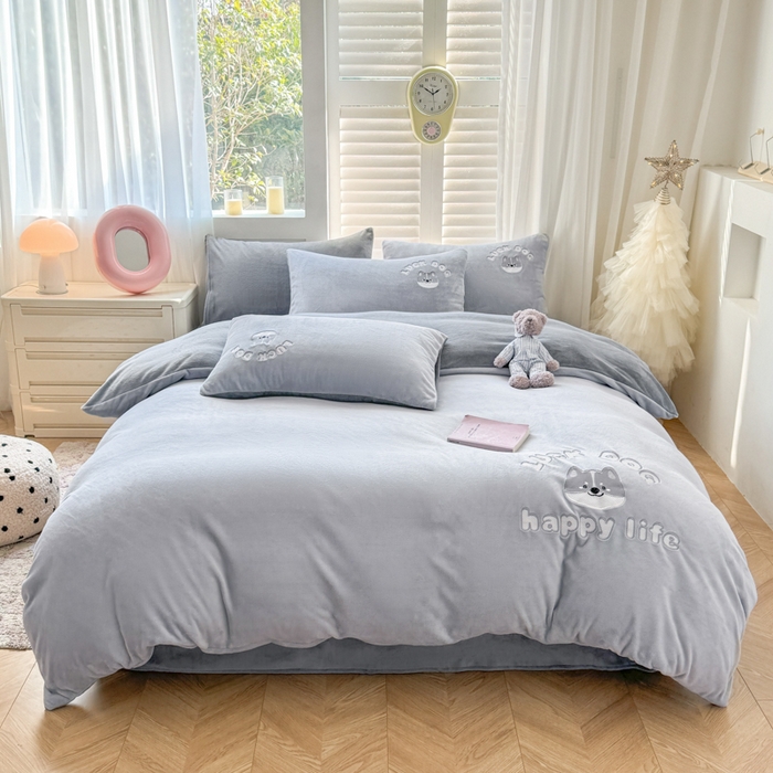 91家纺网 家纺一手货源 找家纺 梦舒羽 2025新款高克重小清新牛奶绒四件套冬季法莱绒珊瑚绒-刺绣小狗系列（风格一） 小八嘎-浅灰太空灰