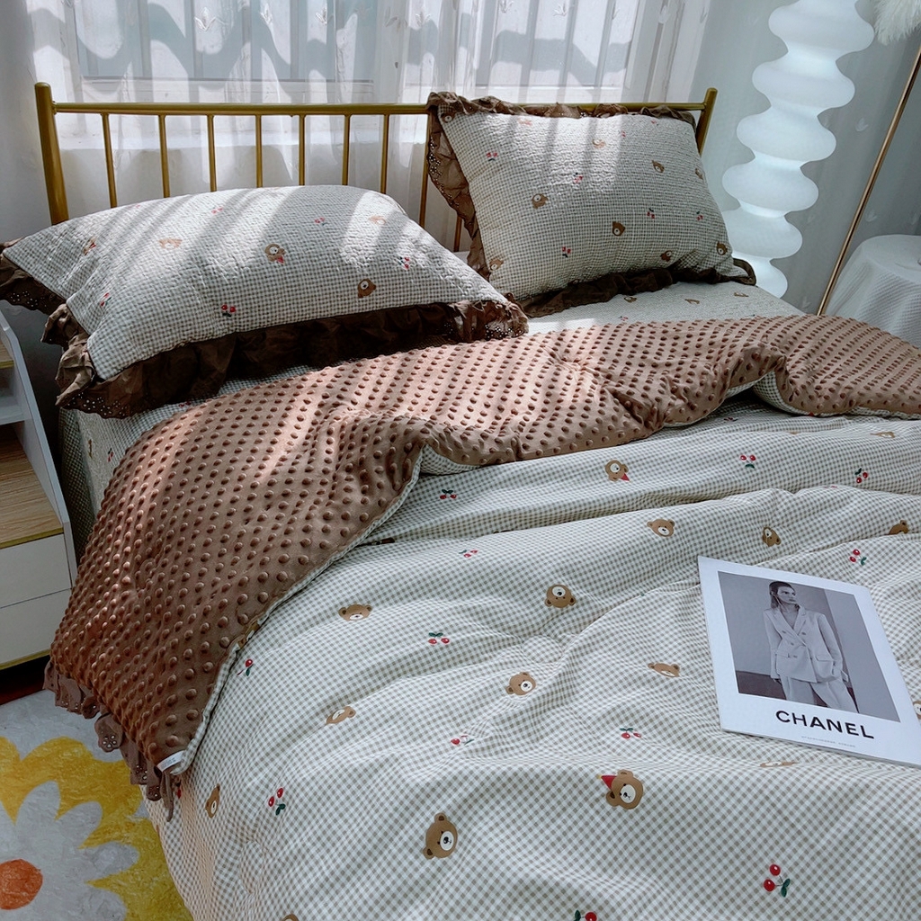 91家纺网 家纺一手货源 找家纺 暖居 2024暖居韩版纯棉豆豆被高温砂洗床盖四件套同款全棉被套熊头格子