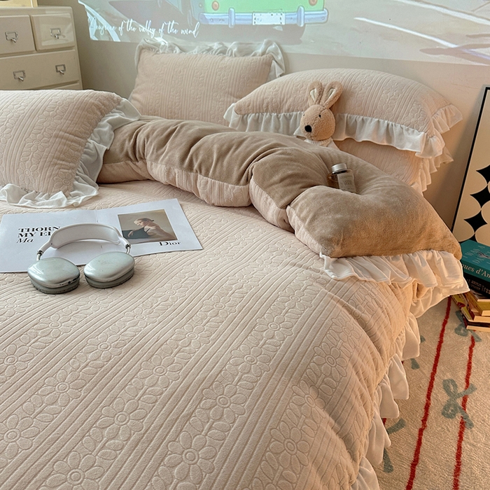 91家纺网 家纺一手货源 找家纺 三朵家纺 2024新款3D立体浮雕花边保暖加厚四件套 暖暖花语