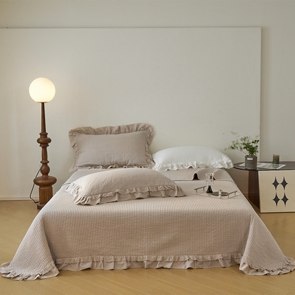 91家纺网 家纺一手货源 找家纺 （总）期遇家居 2024新款出口韩国砂洗工艺床盖直条花边床盖纯棉三件套