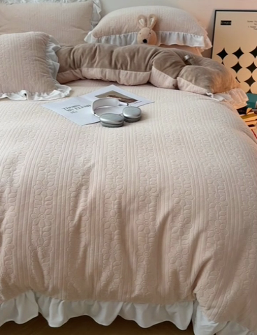 91家纺网 家纺一手货源 找家纺 三朵家纺 2024新款3D立体浮雕花边保暖加厚四件套 暖暖花语