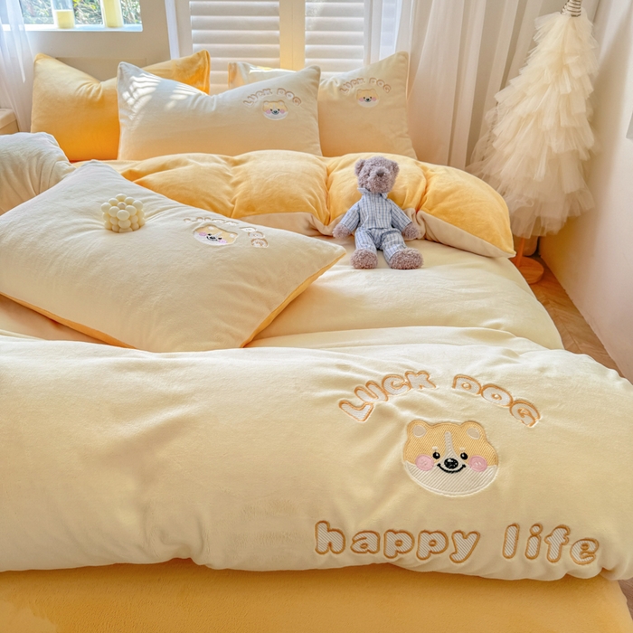 91家纺网 家纺一手货源 找家纺 梦舒羽 2025新款高克重小清新牛奶绒四件套冬季法莱绒珊瑚绒-刺绣小狗系列（风格一） 小八嘎-芝士奶油黄