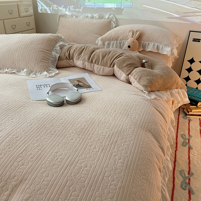 91家纺网 家纺一手货源 找家纺 三朵家纺 2024新款3D立体浮雕花边保暖加厚四件套 暖暖花语