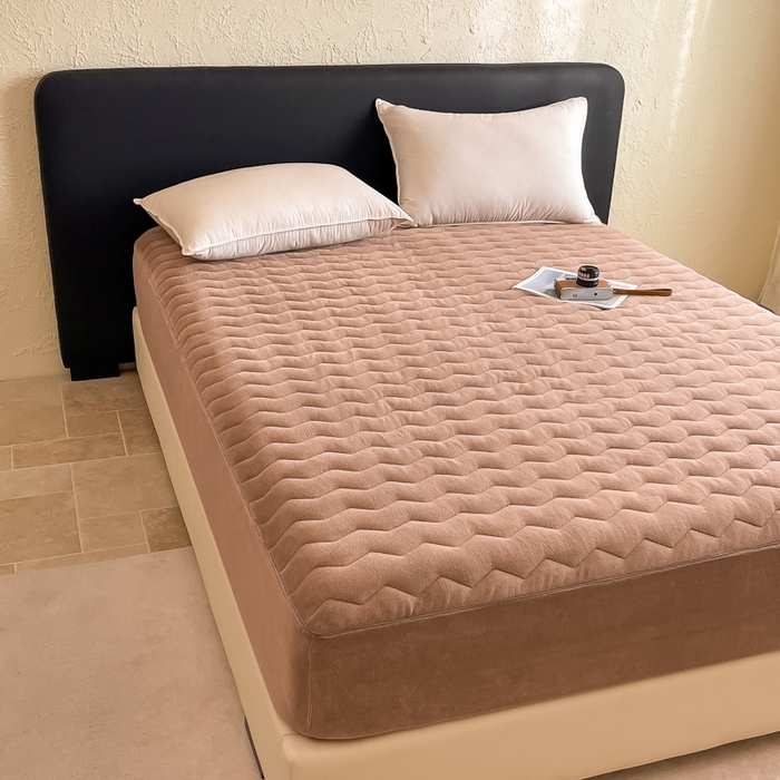 91家纺网 家纺一手货源 找家纺 法芙娜家纺 2024新款波浪纹牛奶绒夹棉床笠（控价券后价不低于128/138/148） 咖