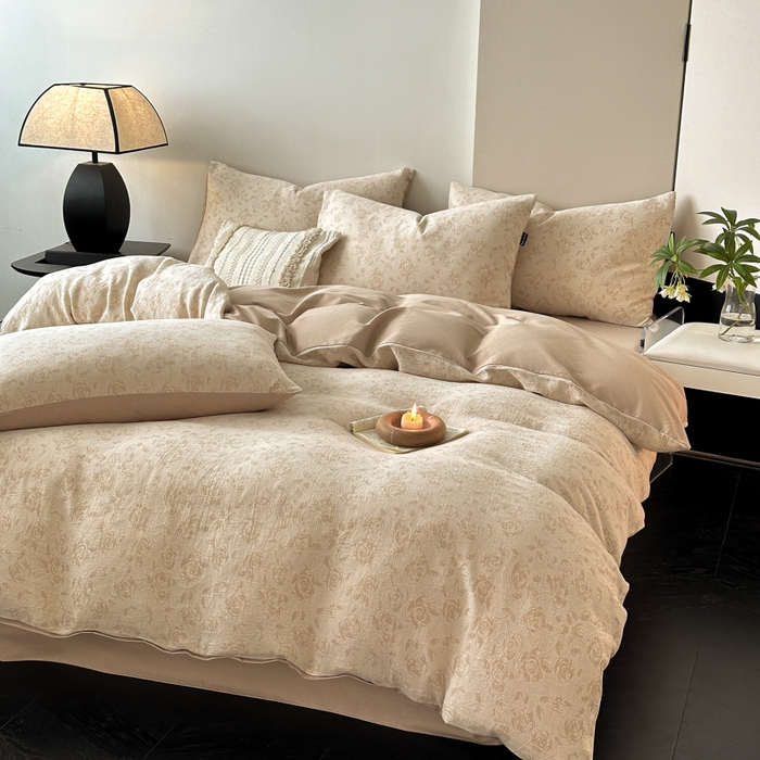 91家纺网 家纺一手货源 找家纺 典曼家纺 2024秋冬新款A类三层纱加厚磨毛大提花四件套 洛丽塔-米