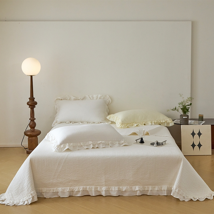 91家纺网 家纺一手货源 找家纺 （总）期遇家居 2024新款出口韩国砂洗工艺床盖直条花边床盖纯棉三件套