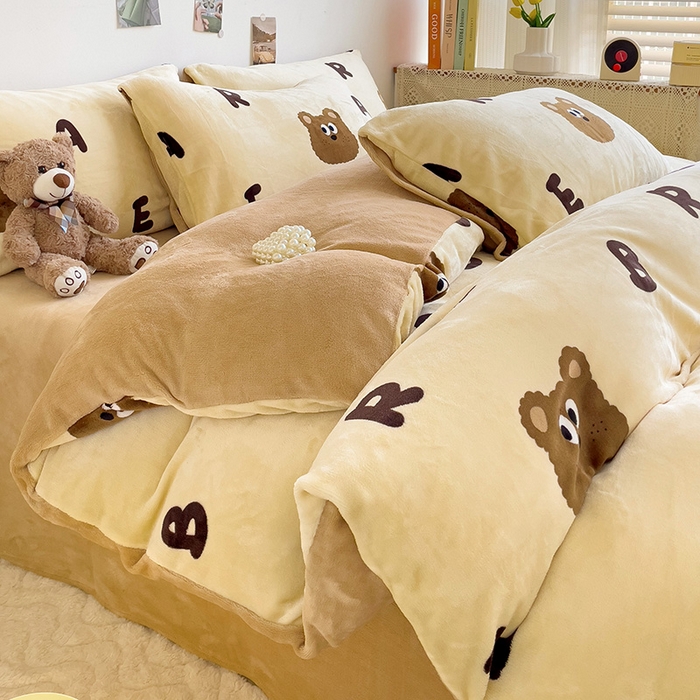 91家纺网 家纺一手货源 找家纺 西引力 2024新款加厚小清新牛奶绒四件套床单款床笠款单被套爆款 字母熊