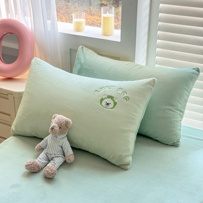 91家纺网 家纺一手货源 找家纺 梦舒羽 2025新款高克重小清新牛奶绒四件套冬季法莱绒珊瑚绒-刺绣小狗系列（风格一） 小萨摩-青提香草绿