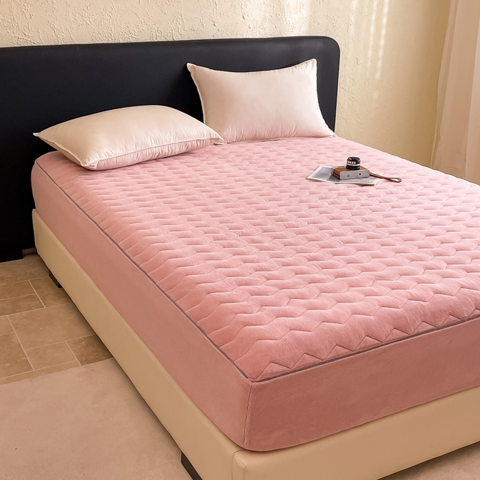 91家纺网 家纺一手货源 找家纺 法芙娜家纺 2024新款波浪纹牛奶绒夹棉床笠（控价券后价不低于128/138/148） 粉