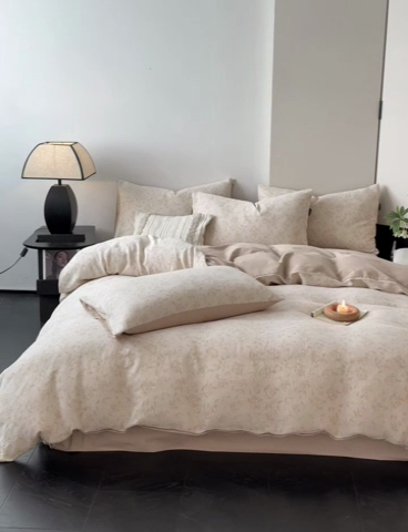 91家纺网 家纺一手货源 找家纺 典曼家纺 2024秋冬新款A类三层纱加厚磨毛大提花四件套 洛丽塔-米